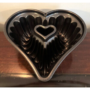 Nordic Ware Elegant Heart Bundt Pan 10 Cup Cast Aluminum Valentine Cake Mold